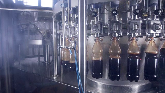 汽水和汽水装瓶在新鲜饮料生产的自动输送带上视频素材