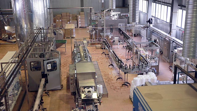 工厂内部。生产线。汽水，碳酸饮料，工厂生产线视频素材