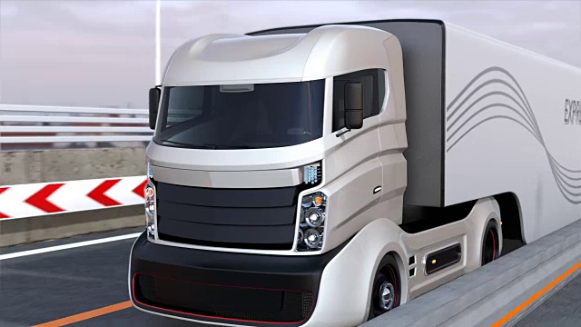 高速公路上的自动驾驶混合动力卡车视频素材