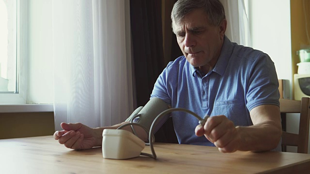 一位老人在房间里测量血压视频下载