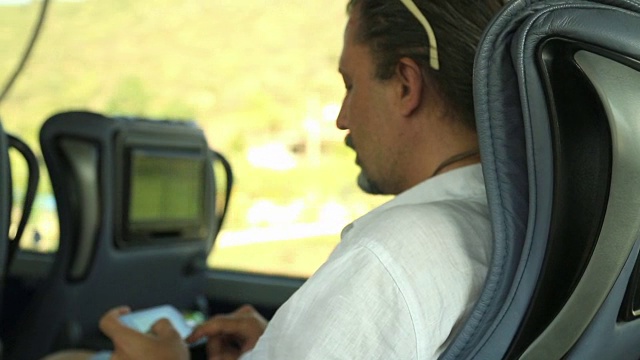 一名男子在公交车上用智能手机视频素材