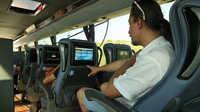 一名男子在公交车上用智能手机视频素材