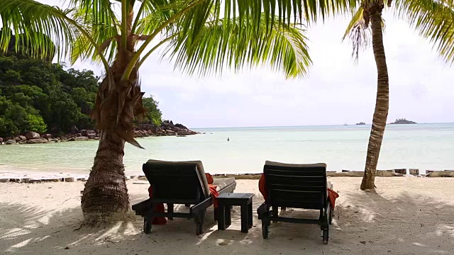 塞舌尔，阳光明媚，热带海滩，躺椅视频下载