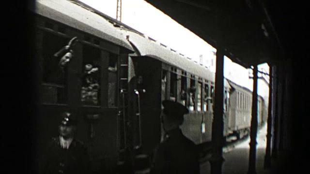 1937年:火车驶离车站，乘客挥手告别。视频素材