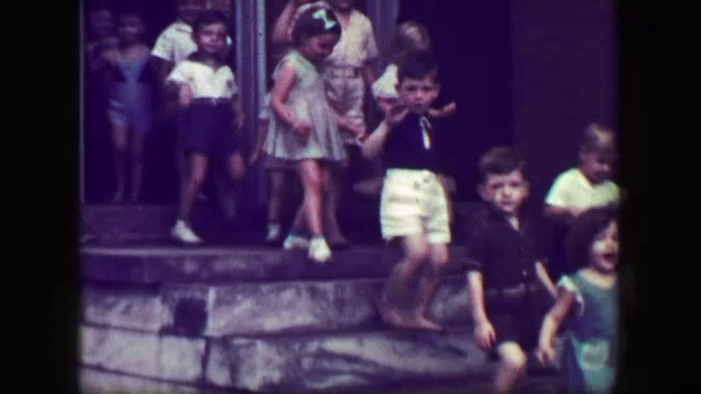 1949年:放学的学生走下陡峭滑滑的混凝土楼梯，没有扶手。视频下载