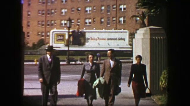 1957:家庭行走50年代风格的广告广告牌背景。视频素材