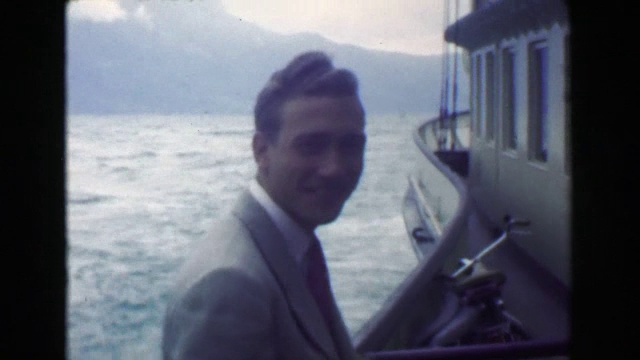 1949年:盛装的快乐男子游船在大河上运输。视频下载