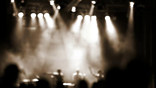 一段有很多烟雾的音乐会视频，模糊的音乐家在舞台上跳舞视频素材