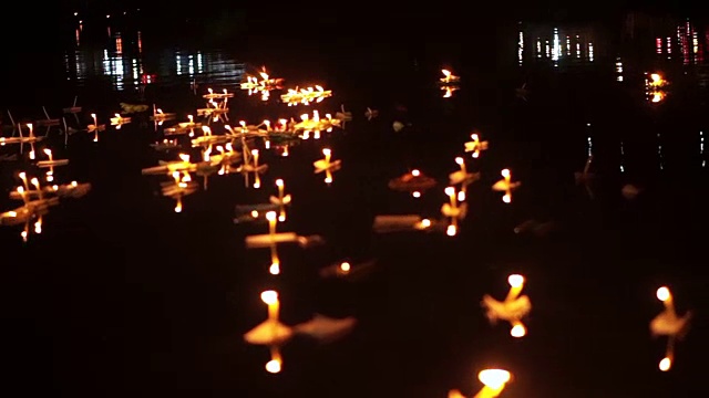 泰国清迈的水牛节。成千上万的漂浮的花篮和蜡烛来表达对河神的敬意。满月之夜的泰国传统文化视频购买