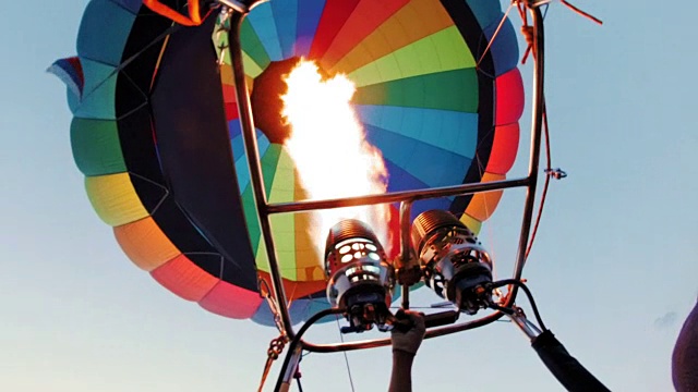 热气球双燃烧器在空气中燃烧视频素材
