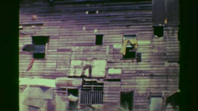 1976年:第三世界贫民区破败的公寓建筑分崩离析。视频下载