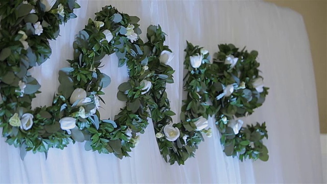 婚礼装饰，用鲜花装饰爱情视频下载