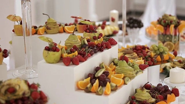 装饰水果切片在一个婚礼的自助餐桌上视频下载