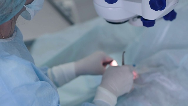 使用消毒设备进行手术时，双手戴上手术手套视频素材