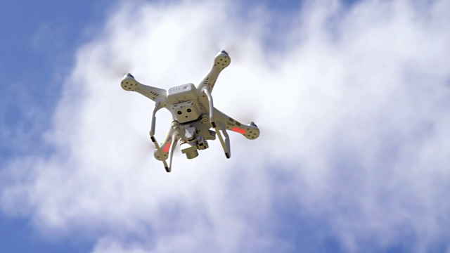 一架在空中飞行的无人机视频下载