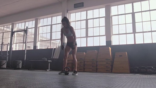 健身的女人在健身房和壶铃一起锻炼视频下载