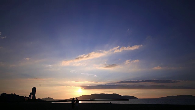 日落时的云景和海滩视频素材