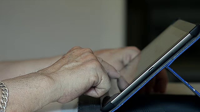 特写老人的手在家里使用IPad视频素材