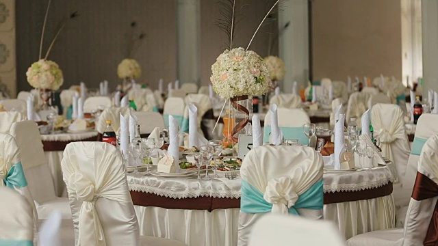 为庆祝而装饰的婚礼大厅。餐桌上摆满了各种各样的食物，为各种活动做好了准备视频素材