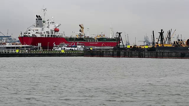 鹿特丹港卸货的大型集装箱船视频素材