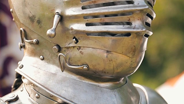 中世纪骑士的古代金属盔甲视频素材