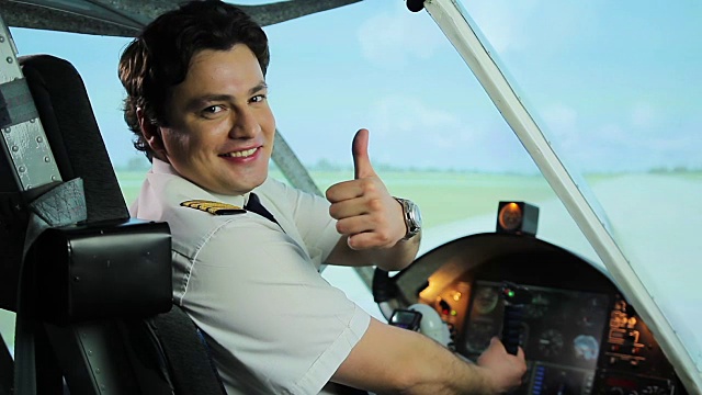 成功的飞行员微笑着对着镜头竖起大拇指，对工作满意视频素材
