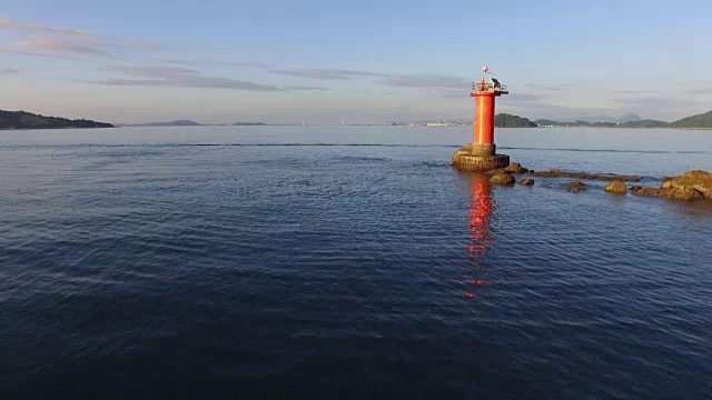 一架无人机带着灯塔飞过海边视频下载
