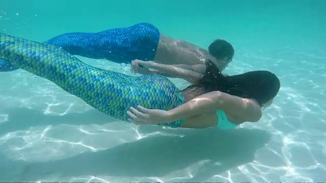 美人鱼夫妇在热带海滩水下游泳视频下载
