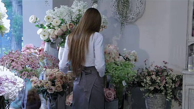 女花匠在花店插花视频下载