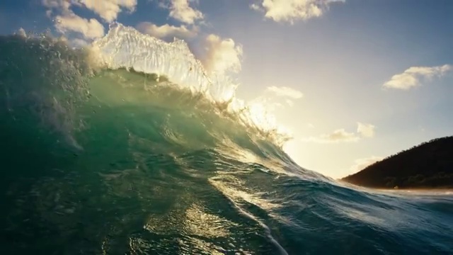 美丽的海浪在日落时打破在慢镜头视频下载