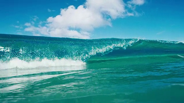 美丽的蓝色海浪打破在慢镜头视频素材