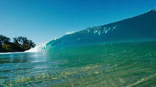美丽的蓝色海浪打破在慢镜头视频下载