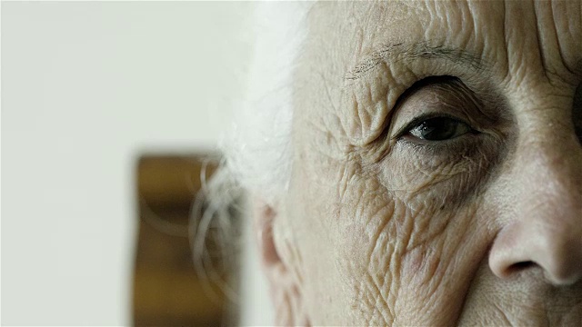 上了年纪的女人的眼睛视频下载
