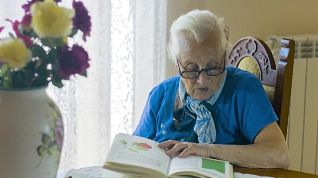 老妇人读一本植物学书视频下载