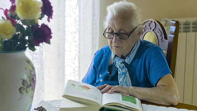 研读旧书的老妇人，上了年纪视频下载