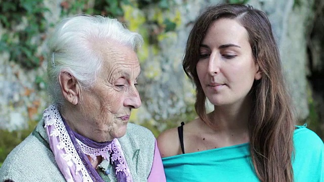 快乐的老祖母和成年孙女特写肖像视频素材
