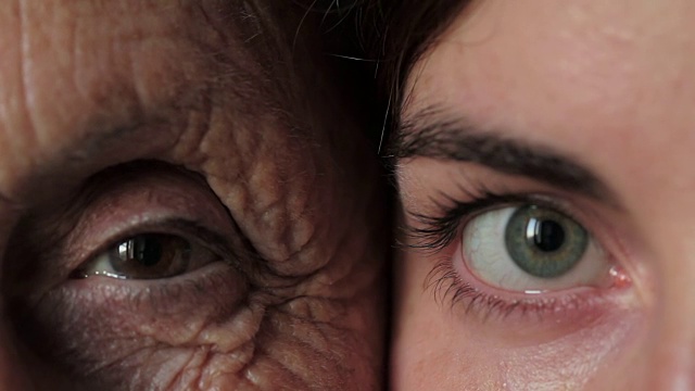 一个年轻的女人和她的祖母在看微距相机视频素材