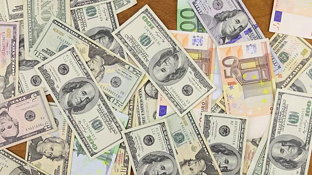 欧元和美钞落在木桌上视频下载