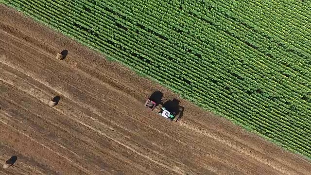 拖拉机打包机在一个农业领域视频下载
