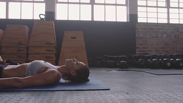 健康的女运动员在健身训练中休息视频素材
