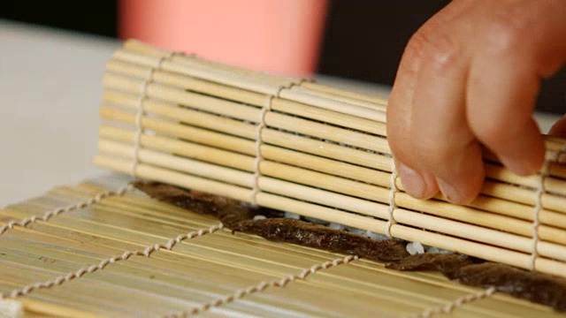 手制作长寿司卷。视频素材