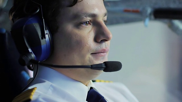 集中飞行员控制飞机并与调度员通话，完成工作任务视频素材