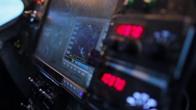 在飞机中调节飞行设备上无线电频率的专业飞行员视频素材