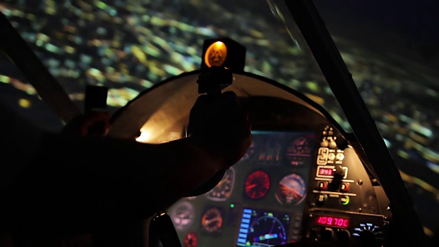 细心的飞行员操纵私人飞机在晚上的时间，凉爽的城市景色视频素材