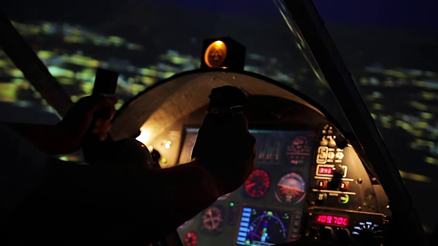 夜间城市飞行，专业飞行员驾驶飞机，航空运输视频素材