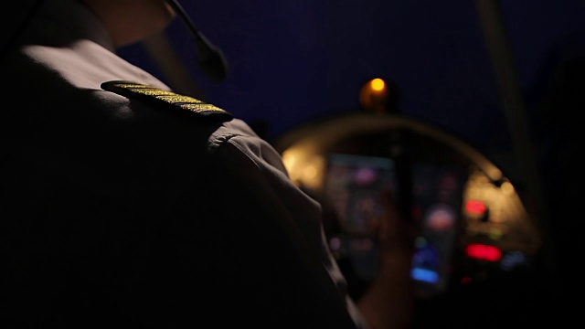 勤劳的机组指挥官，夜间驾驶飞机的飞行员，航空视频素材