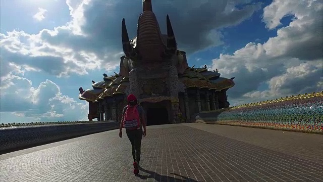 大象庙，人行道，带着粉色背包和帽子的女人视频下载