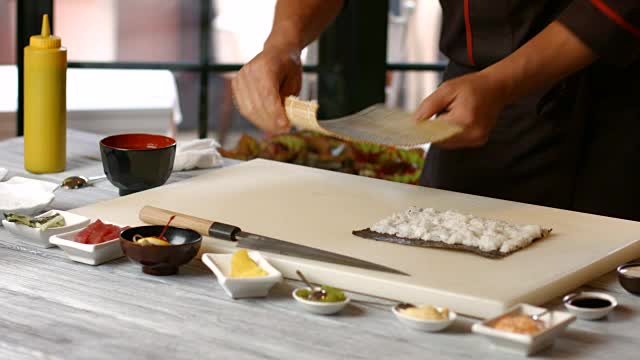 准备寿司的男人的双手。视频素材