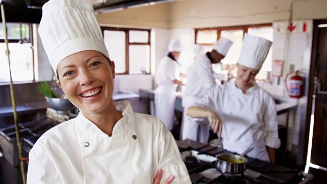 女厨师微笑的肖像视频素材