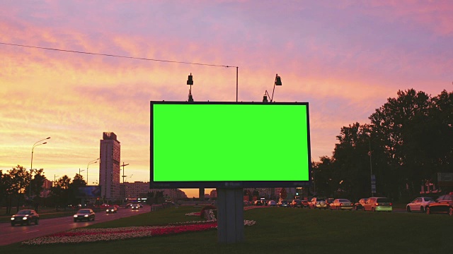 繁忙街道上的一个绿屏广告牌视频素材